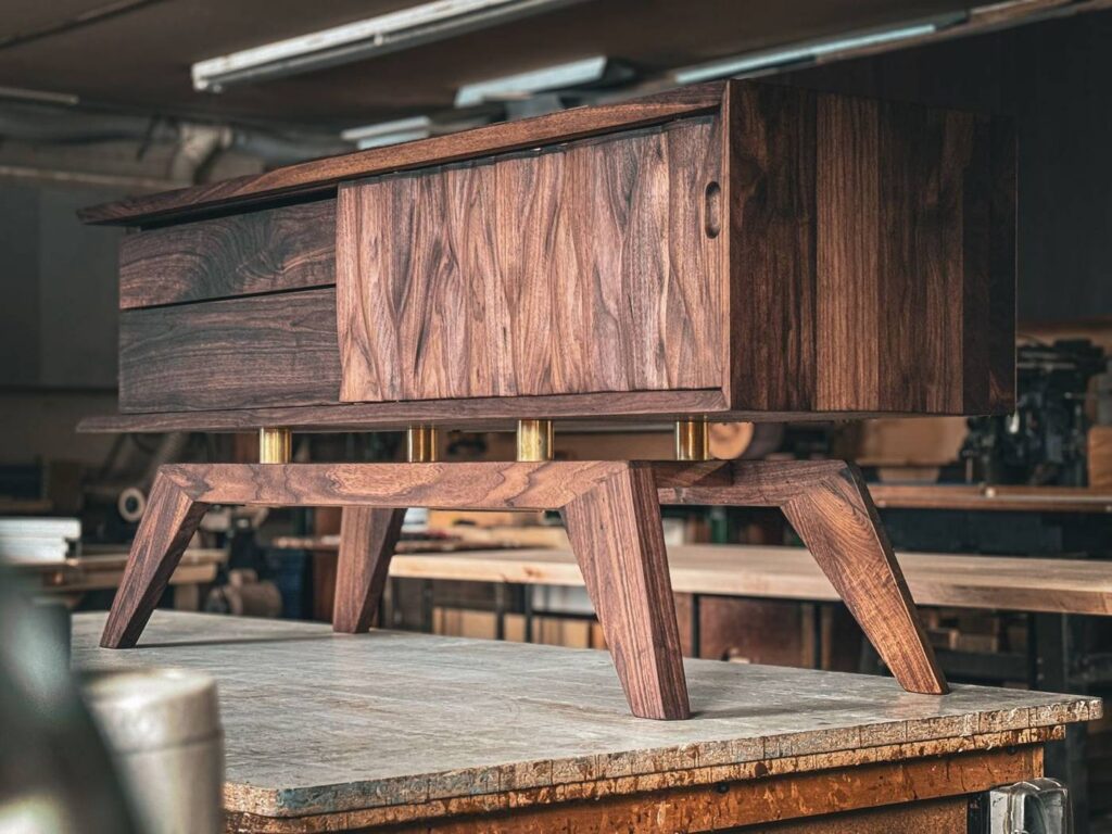 Credenza Hollister en noyer noir, vue d'ensemble
