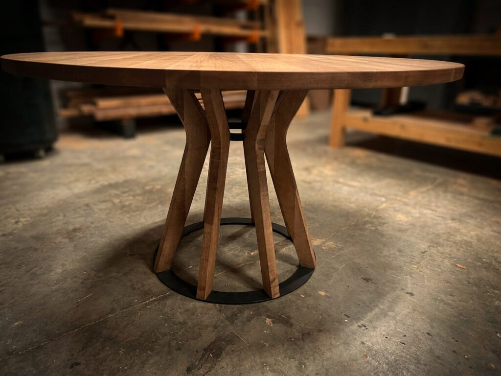 Table ronde en bois massif, pied inspiré de la cathédrale de Brasilia