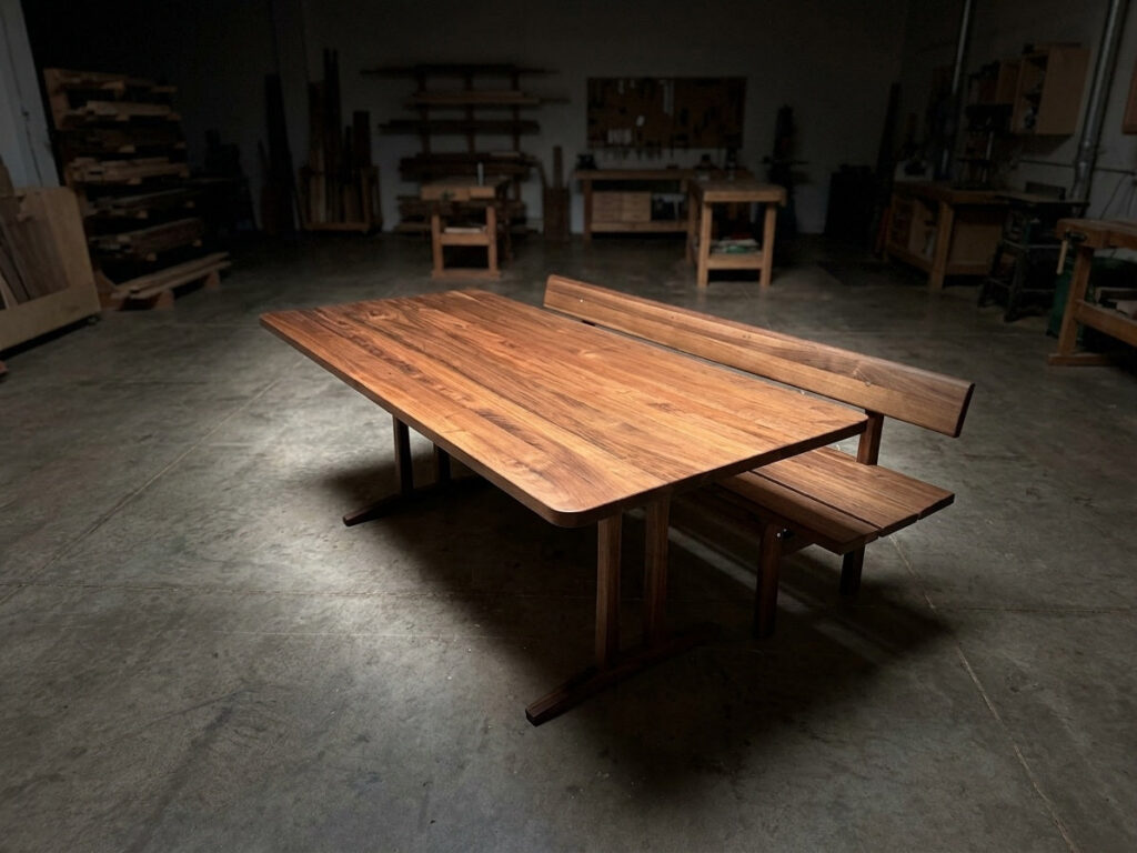 Table et banc à dossier en noyer noir